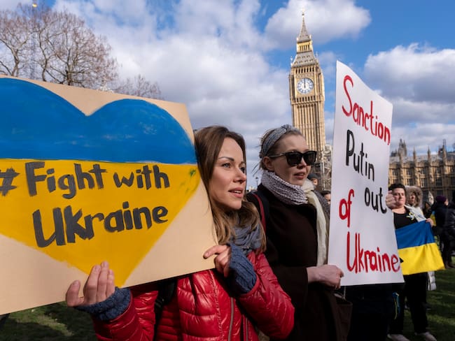 Foto de referencia de manifestaciones a favor de los ucranianos en Londres, Reino Unido. (photo by Mike Kemp/In Pictures via Getty Images)