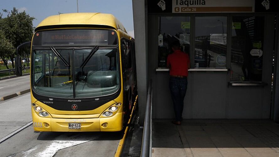 Muere un hombre al intentar colarse en Transmilenio. Foto: Colprensa