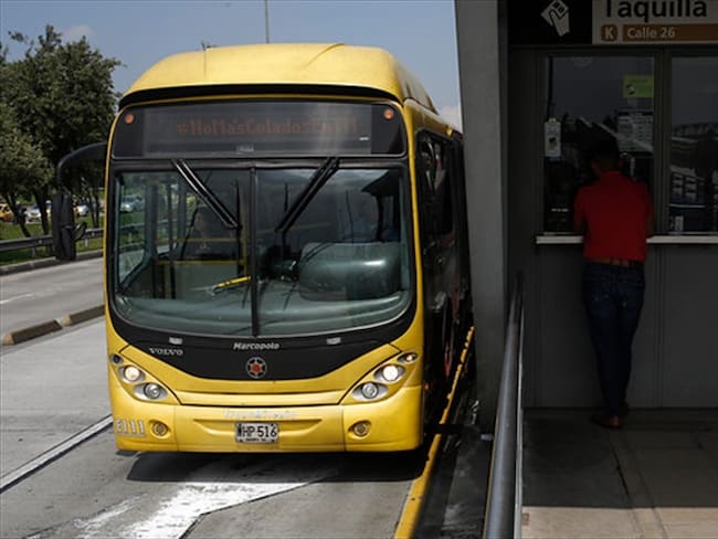 Muere un hombre al intentar colarse en Transmilenio. Foto: Colprensa
