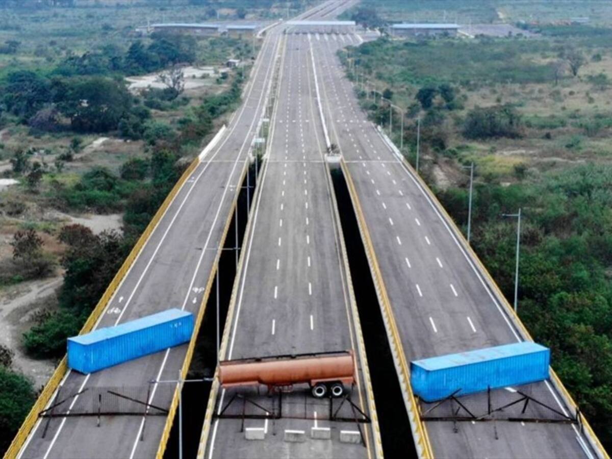 Venezuela mantiene el bloqueo de dos carriles en el puente Tienditas