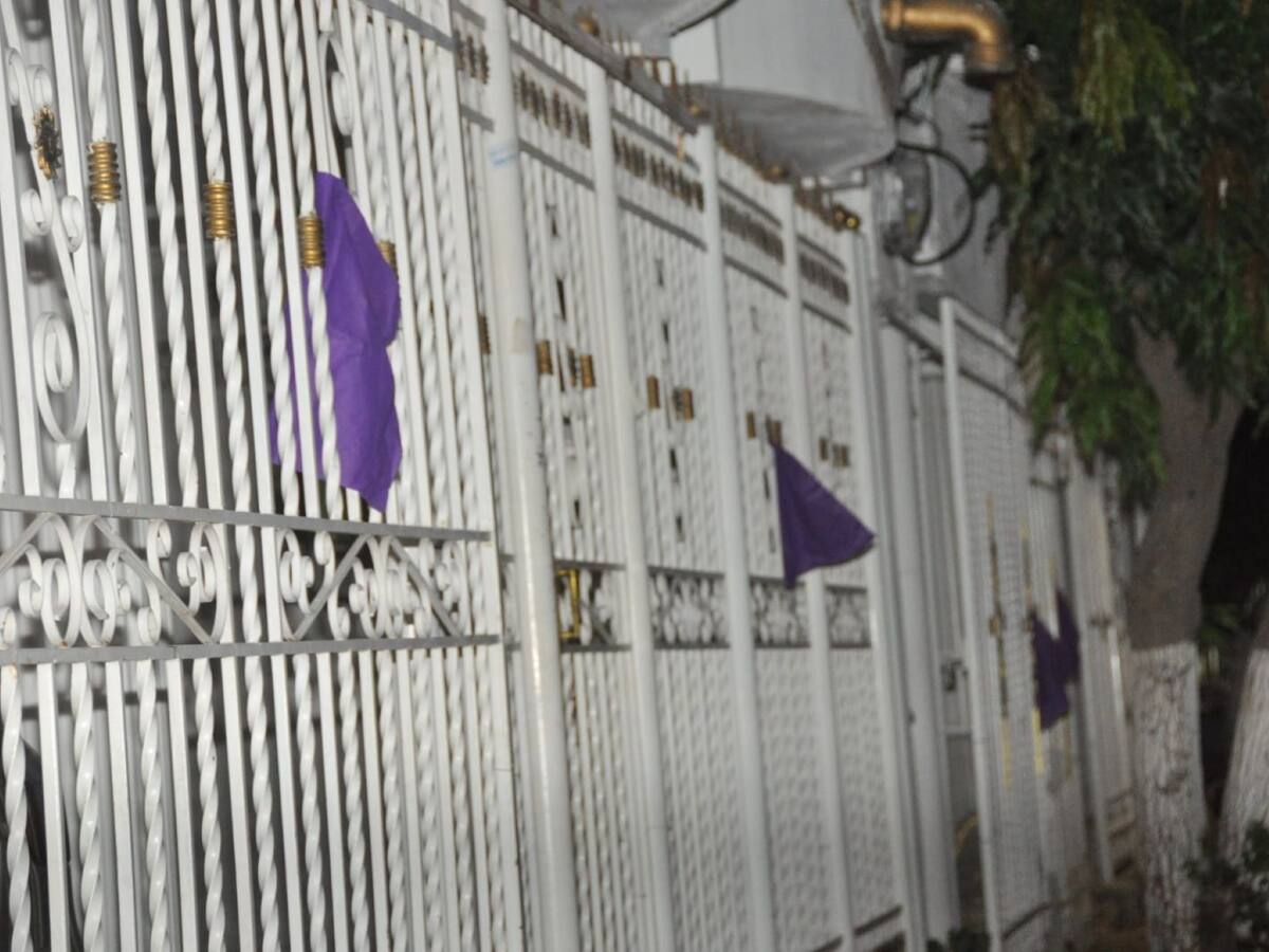 Con pañuelos morados protestaron por un presunto caso de abuso sexual