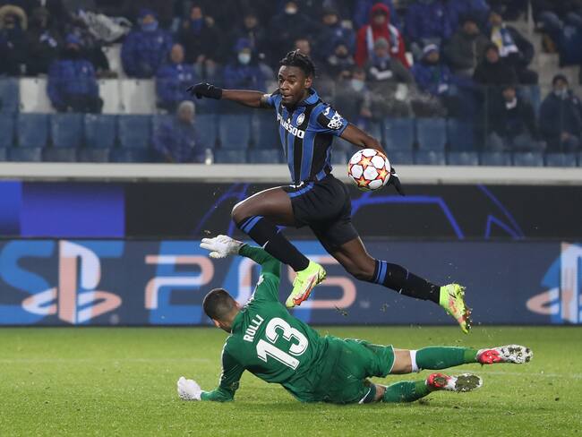 Duván Zapata ante Gerónimo Rulli en el partido entre el Atalanta y el Villarreal por Champions League 2021