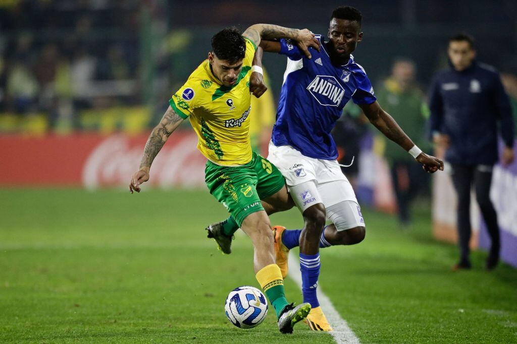 Arien Sant'anna de Defensa y Justicia (izquierda) y Jader Valencia de Millonarios (derecha). Foto: EMILIANO LASALVIA/AFP via Getty Images.