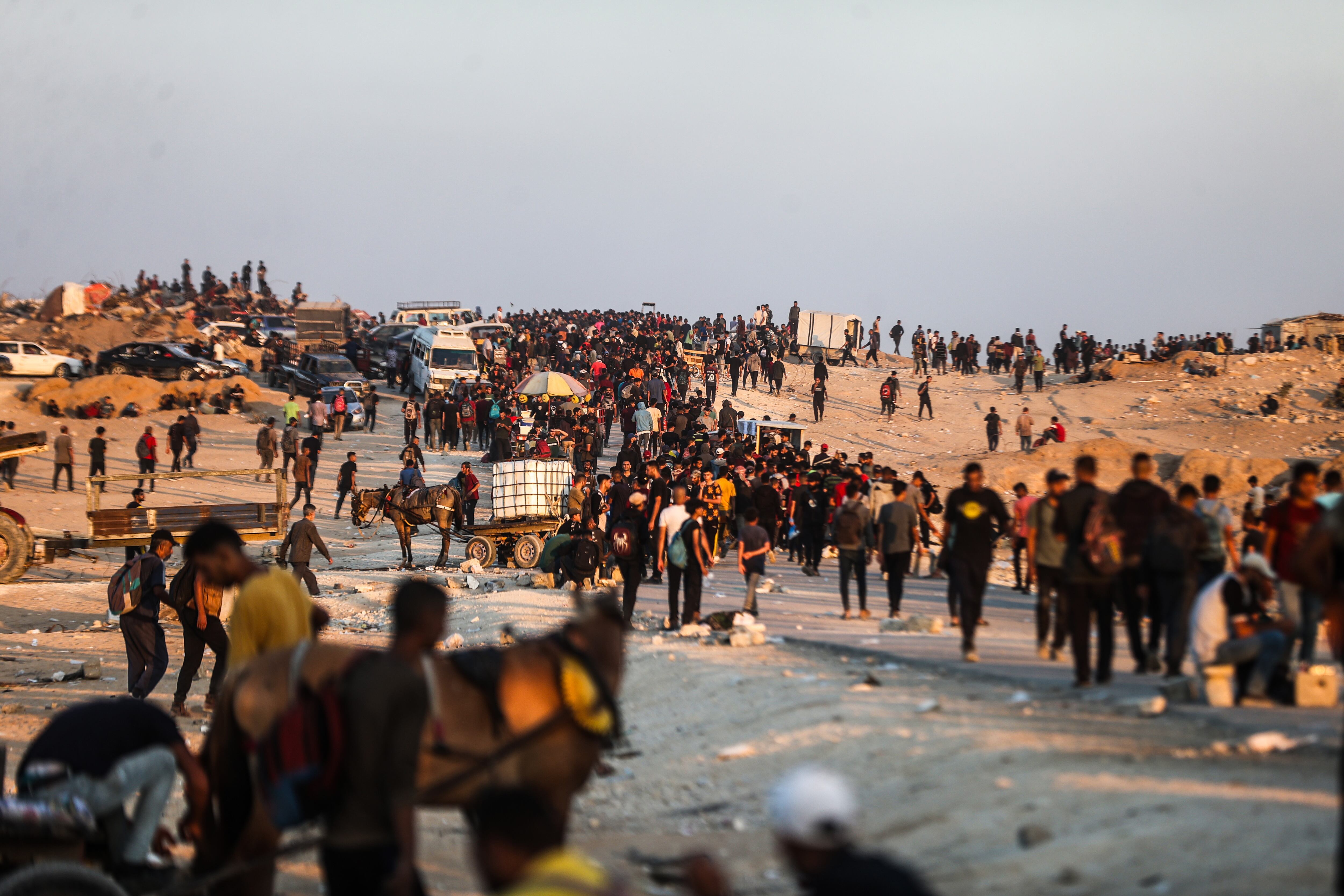 Ciudadsno palestinos en Franja de Gaza a la espera de recibir ayuda humanitaria. FOTO: Ali Jadallah/Anadolu via Getty Images