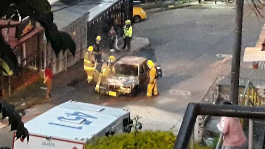 Lugar del incendio vehicular en Manizales. Foto: Suministrada.
