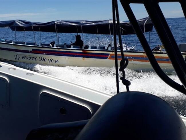 Armada evita que embarcación abandonada genere una tragedia en Playa Blanca. Foto: Armada Nacional