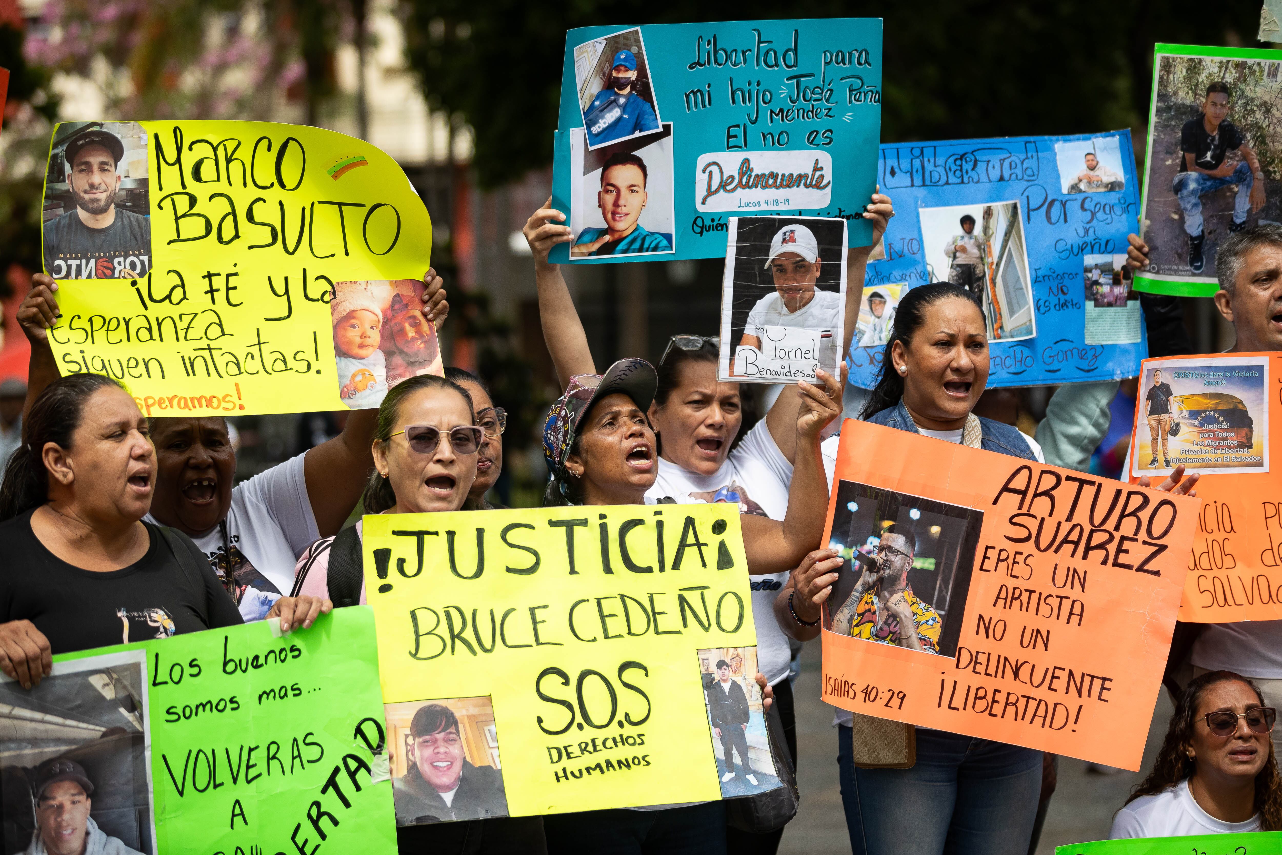Familiares de venezolanos detenidos en una cárcel salvadoreña se manifiestan. FOTO: EFE/ Ronald Pena R