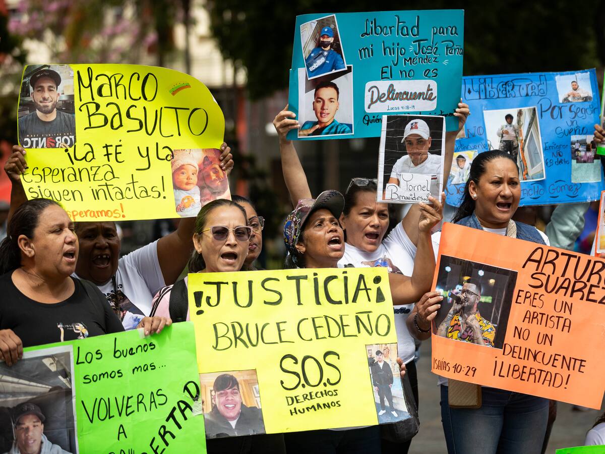 Familias de venezolanos en El Salvador exigen pruebas de vida de sus parientes detenidos