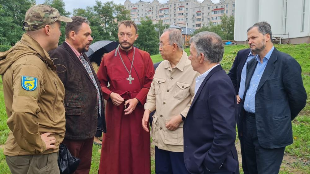 El expresidente de Colombia, Juan Manuel Santos, en su visita a Ucrania junto a líderes del grupo The Elders. Foto: @TheElders