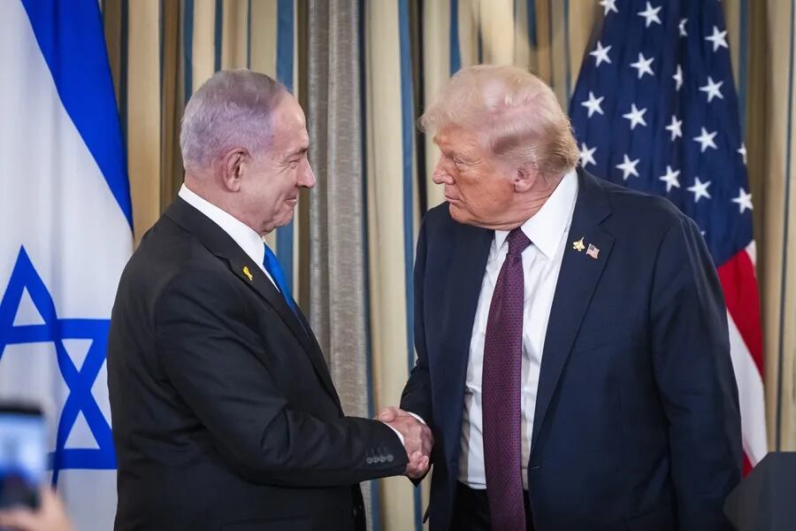El presidente estadounidense, Donald Trump, estrecha la mano del primer ministro israelí, Benjamin Netanyahu, en una fotografía de archivo. EFE/EPA/Jim Lo Scalzo