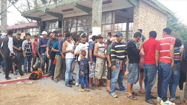 Inmigrantes esperan por alimentación en un lugar de Oaxaca, México. Foto: Agencia Anadolu