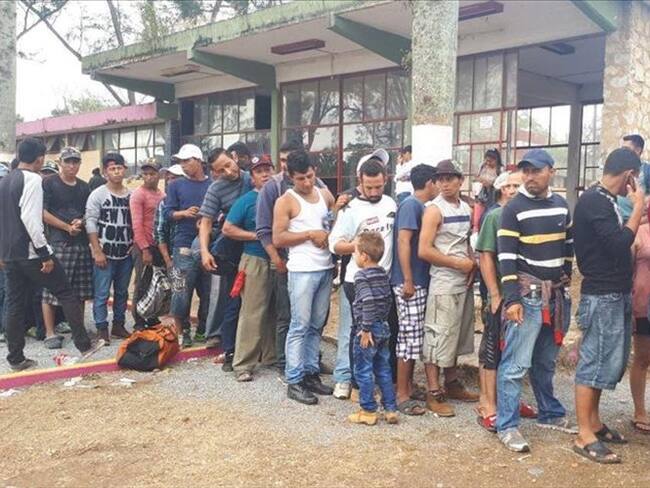 Inmigrantes esperan por alimentación en un lugar de Oaxaca, México. Foto: Agencia Anadolu