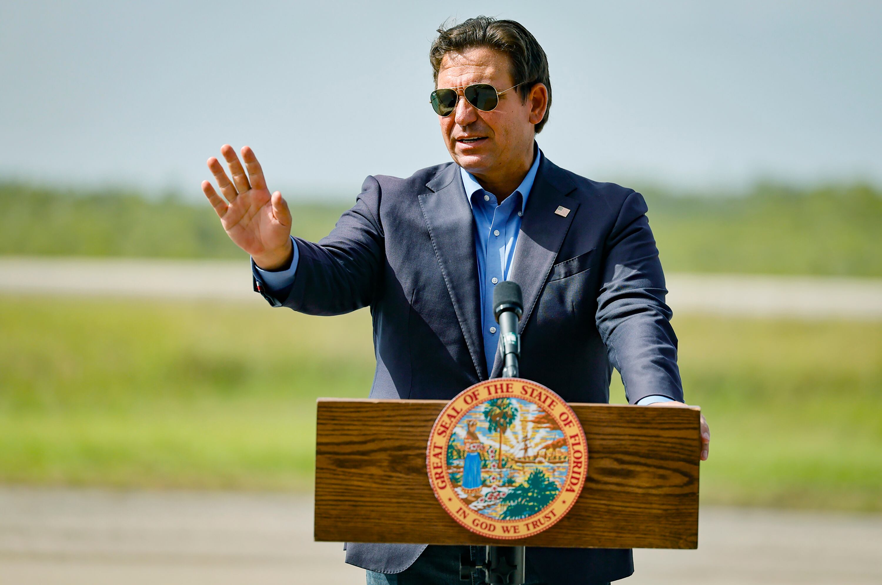 El gobernador de la Florida, Ron DeSantis habla con los periodistas durante una conferencia de prensa mientras se encuentra en la pista de aterrizaje de Alligator Alcatraz en Ochopee , Florida, el viernes 25 de julio de 2025. (Al Diaz/Miami Herald/Tribune News Service via Getty Images)