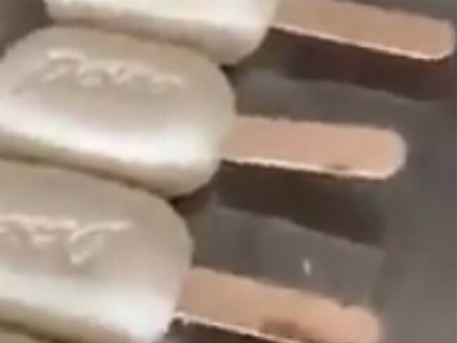 Indignante: Jóvenes regalaron paletas de jabón a adultos mayores de Cartagena. Foto: Twitter: video @KathyLambis