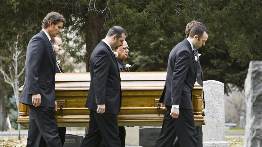 Un trabajador tiene derecho a una licencia remunerada de cinco días hábiles de luto. Foto: Getty Images / RUBBERBALL PRODUCTIONS