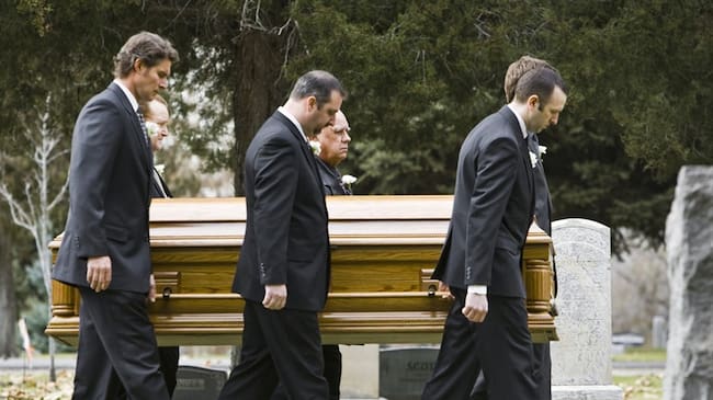 Un trabajador tiene derecho a una licencia remunerada de cinco días hábiles de luto. Foto: Getty Images / RUBBERBALL PRODUCTIONS