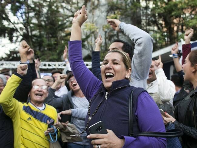 Partidarios de rechazar el acuerdo con Farc celebran los resultados del plebiscito. Foto: Associated Press - AP
