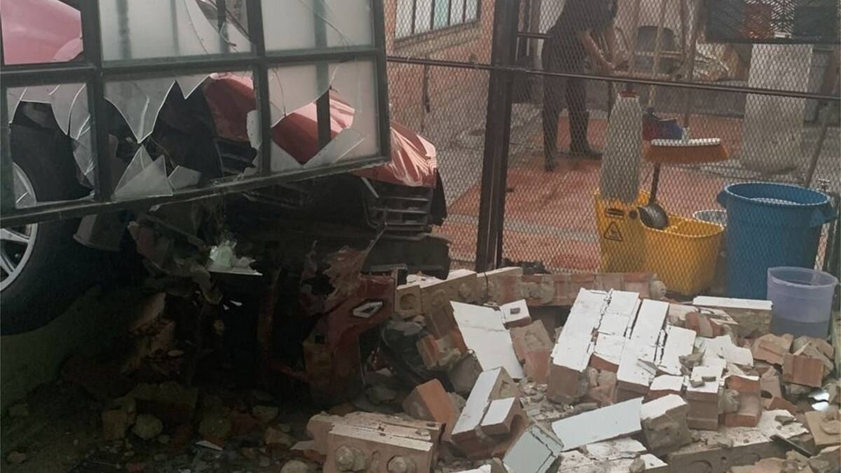 Conductor aparentemente borracho estrelló su carro contra una fundación de perros en Bogotá