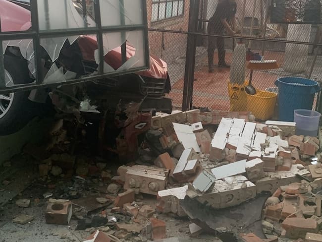 Conductor aparentemente borracho estrelló su carro contra fundación de perros en Bogotá. Foto: Cortesía Fundación Doggy