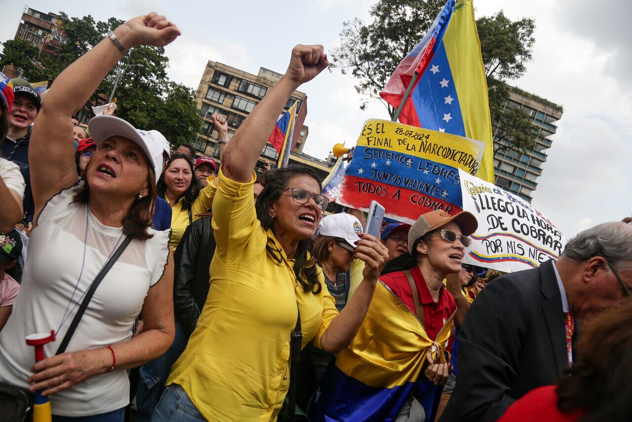 Bogotá. Enero 09 de 2025. Ciudadanos venezolanos en Bogotá realizan un plantón pacífico en la Plaza de Lourdes para rechazar la posesión presidencial de Nicolás Maduro. (Colprensa - Catalina Olaya)