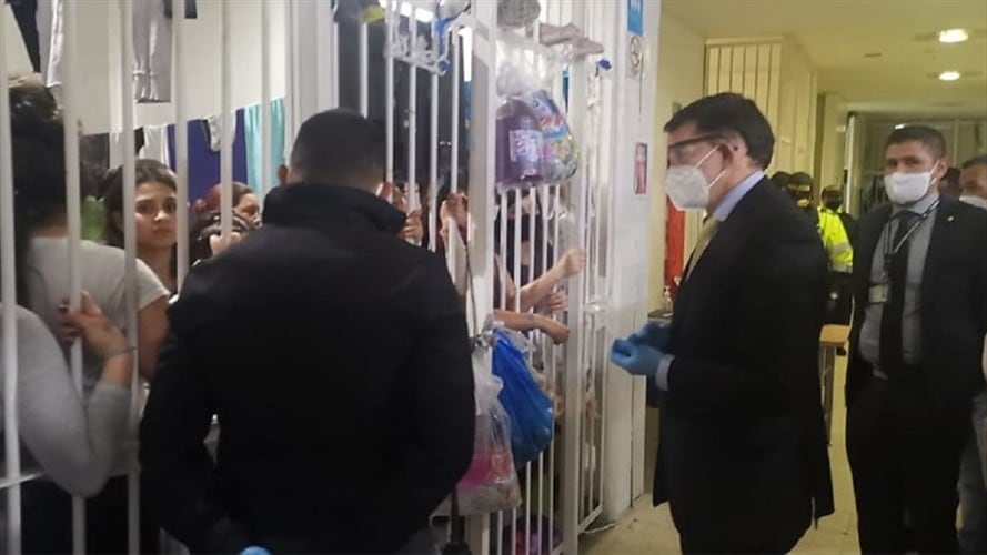 El ministro Wilson Ruiz lideró una inspección sorpresiva al Centro de Traslado de Protección o conocida Unidad de Reacción Inmediata (URI) de Puente Aranda. Foto: Colprensa