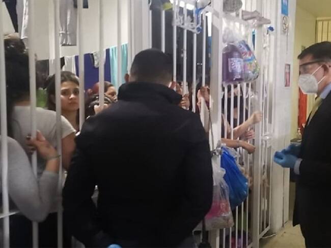 El ministro Wilson Ruiz lideró una inspección sorpresiva al Centro de Traslado de Protección o conocida Unidad de Reacción Inmediata (URI) de Puente Aranda. Foto: Colprensa