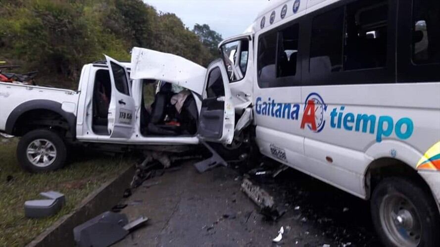 Los hechos se presentaron en el sector de la Variante en el municipio de Santander de Quilichao, donde un vehículo tipo camioneta se estrelló contra un bus de servicio público de pasajeros. Foto: Cortesía Pedro Ceballos