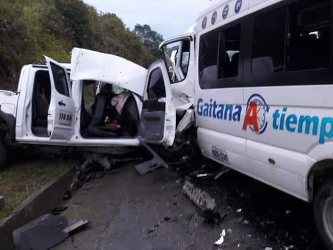 Los hechos se presentaron en el sector de la Variante en el municipio de Santander de Quilichao, donde un vehículo tipo camioneta se estrelló contra un bus de servicio público de pasajeros. Foto: Cortesía Pedro Ceballos