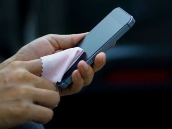 ¿Qué es lo mejor para limpiar las pantallas? Foto: BBC Mundo.