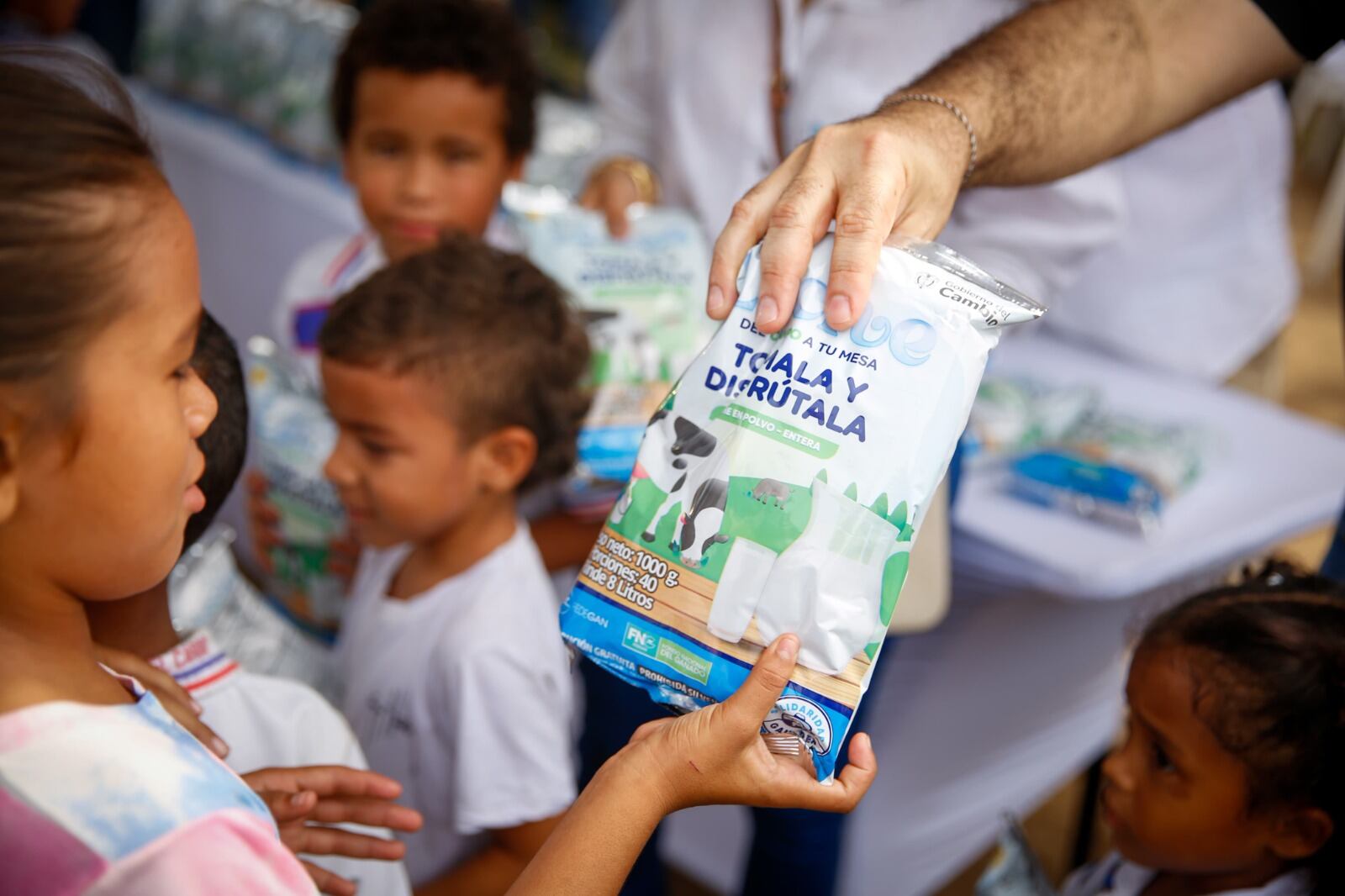 Entrega de leche en polvo. Foto: cortesía Fedegán.
