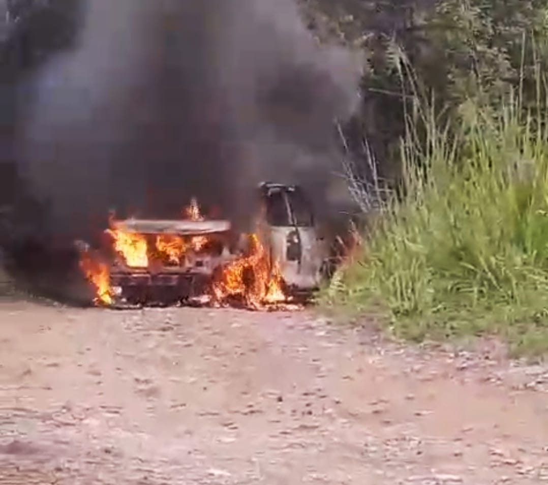 En la zona un vehículo, al parecer, de la estructura delincuencial quedó incinerado. Crédito: Suministrada.