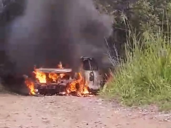 En la zona un vehículo, al parecer, de la estructura delincuencial quedó incinerado. Crédito: Suministrada.
