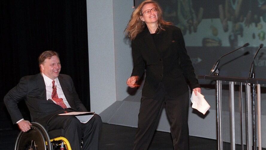 El periodista John Hockenberry con la fotógrafa Annie Leibovitz . Foto: Associated Press - AP