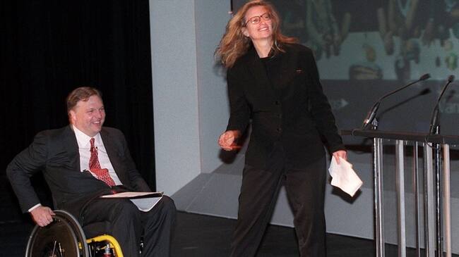 El periodista John Hockenberry con la fotógrafa Annie Leibovitz . Foto: Associated Press - AP