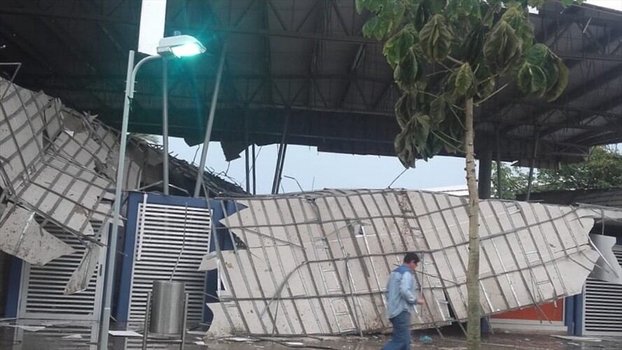 En corregimiento La Playa colapsó cielo raso del colegio Pies Descalzos por fuerte lluvia. Foto: Cortesía
