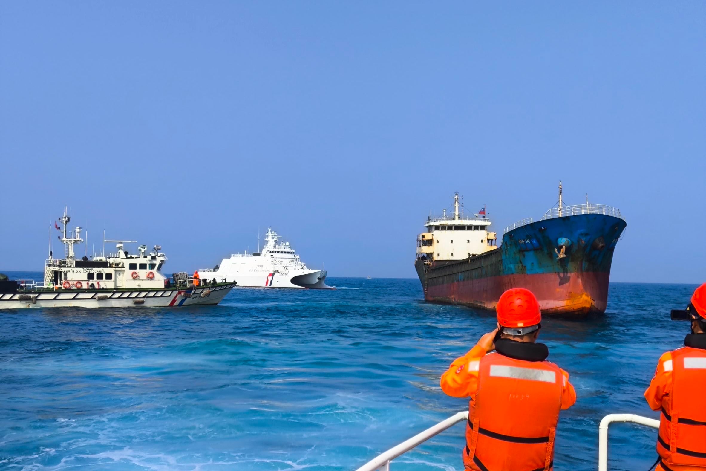 TAIPÉI (TAIWÁN), 25/02/2025.- Las autoridades taiwanesas detuvieron este martes a un buque de carga vinculado a China por presuntamente haber cortado un cable submarino.