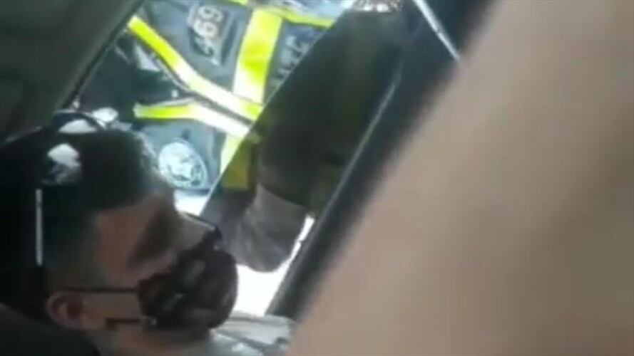 En video quedó grabado el supuesto soborno de un ciudadano a un agente de Tránsito en Cali. Foto: Captura de pantalla