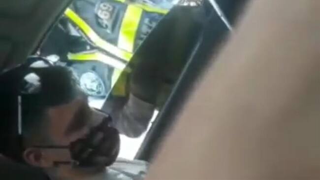 En video quedó grabado el supuesto soborno de un ciudadano a un agente de Tránsito en Cali. Foto: Captura de pantalla