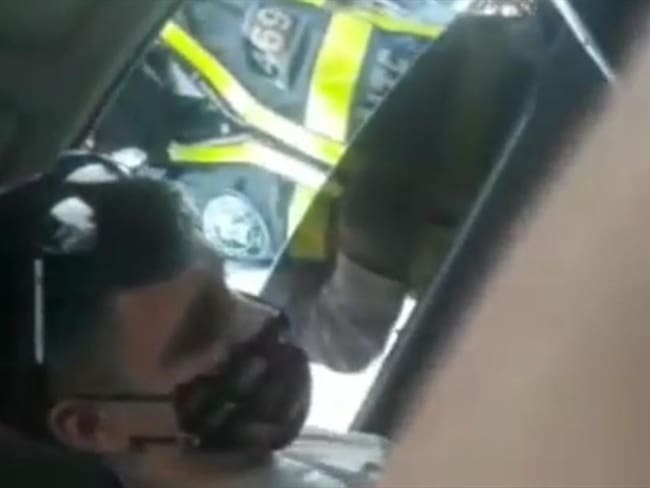 En video quedó grabado el supuesto soborno de un ciudadano a un agente de Tránsito en Cali. Foto: Captura de pantalla