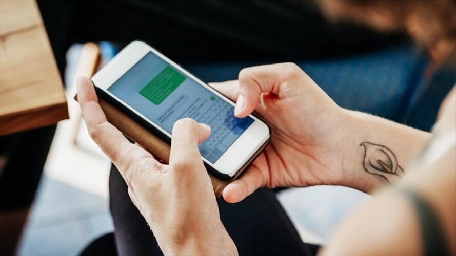 Foto ilustrativa de un joven con un teléfono celular. Foto: Getty Images/Tom Werner