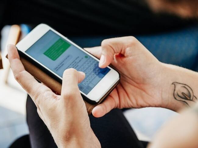 Foto ilustrativa de un joven con un teléfono celular. Foto: Getty Images/Tom Werner