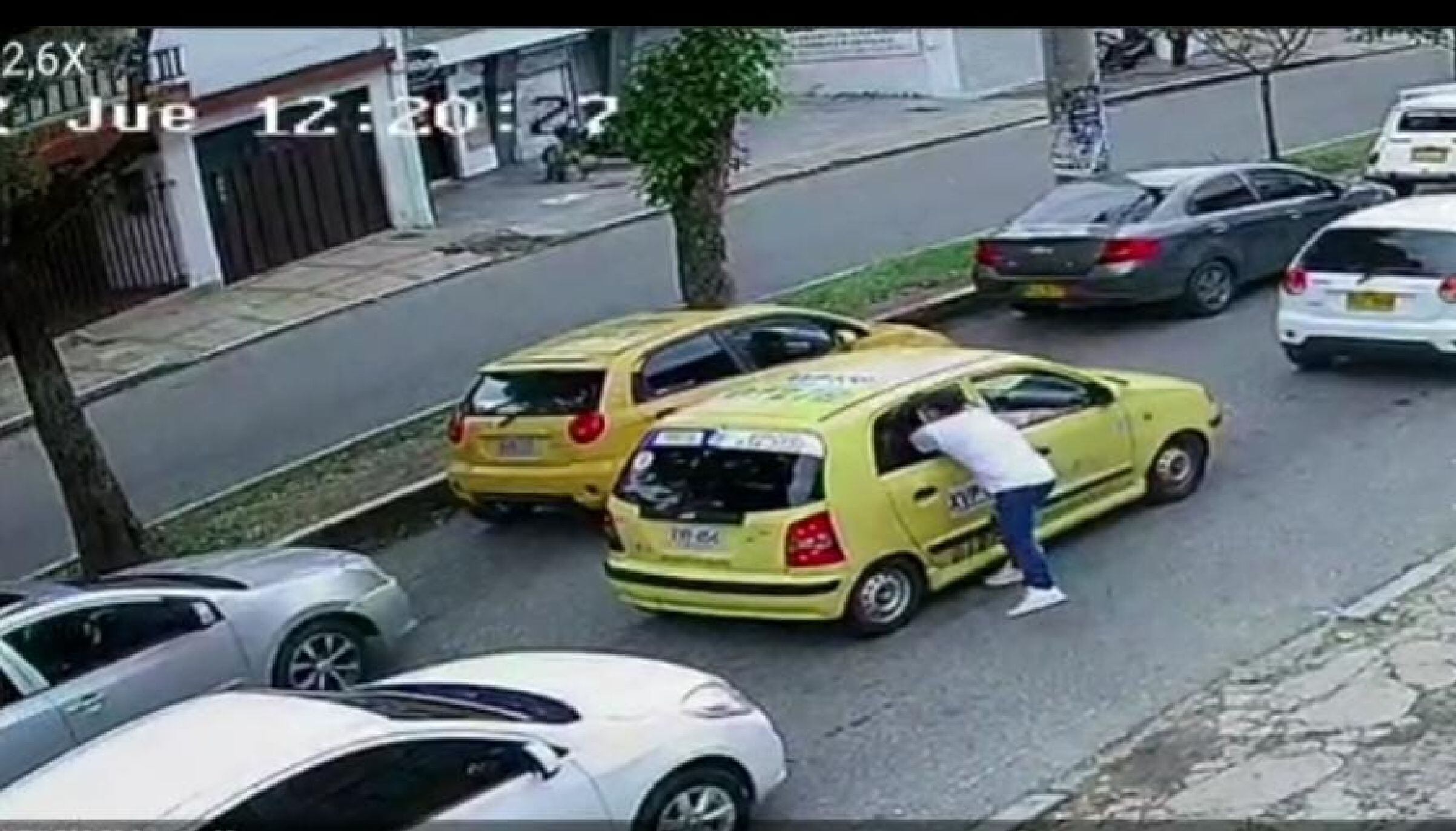 Delincuente robó el celular a una mujer que se movilizaba en un taxi. Foto: Cortesía a W Radio