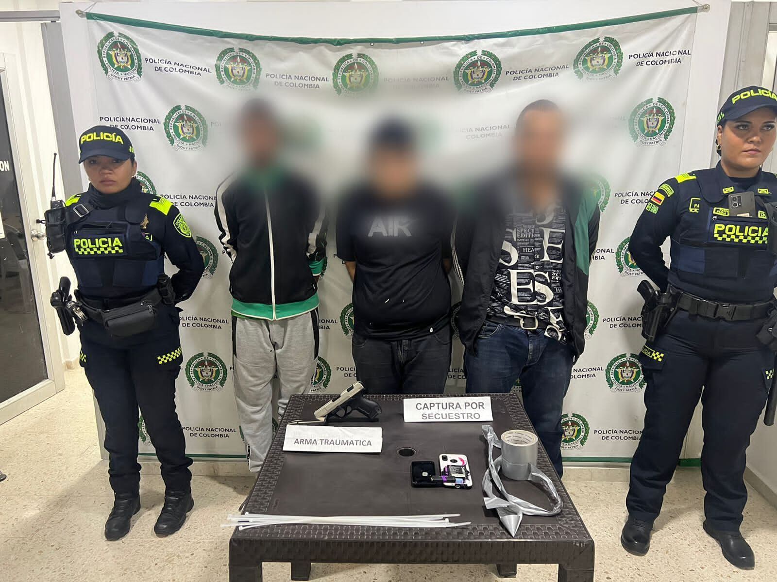 La mujer se encontraba en un establecimiento comercial, cuando fue interceptada por dos sujetos que la intimidaron con un arma de fuego y la obligaron a abordar un vehículo particular. Foto: Policía.