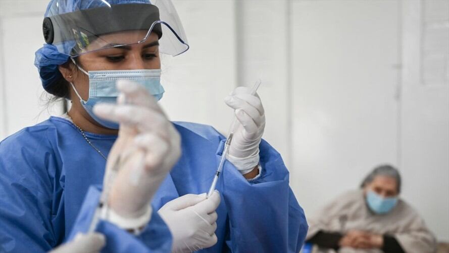 Según informa el Ministerio de Salud, de los 3.362.524 vacunas recibidas en Colombia se han aplicado en total 1.476.364 dosis. Foto: Getty Images / JOAQUÍN SARMIENTO