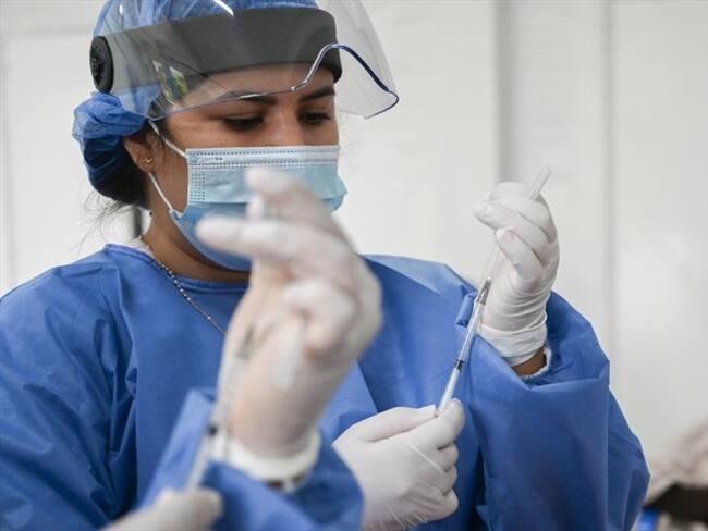 Según informa el Ministerio de Salud, de los 3.362.524 vacunas recibidas en Colombia se han aplicado en total 1.476.364 dosis. Foto: Getty Images / JOAQUÍN SARMIENTO