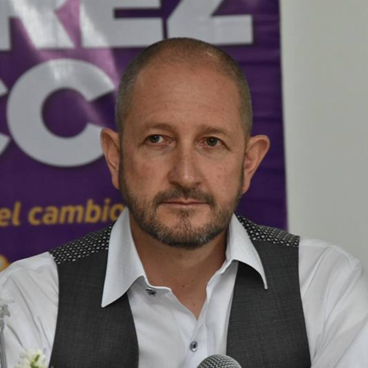Es un mensaje a la paz: representante Pedro Suárez sobre Petro sacando bandera del M-19