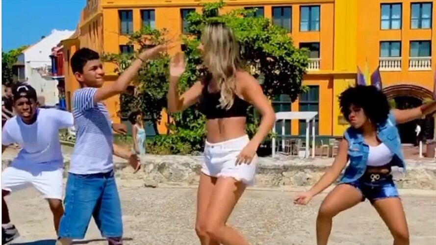 Juan David Serrato, un niño con prótesis, le dijo a la exreina que era un ejemplo de esperanza y fortaleza.. Foto: Captura de Pantalla