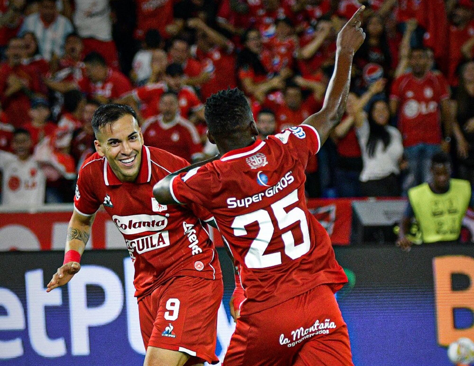 Facundo Suárez (9) y Carlos Darwin Quintero (25) celebran uno de los goles del América en el clásico contra Deportivo Cali. 30 de abril de 2023. Foto: Twitter Oficial América de Cali.