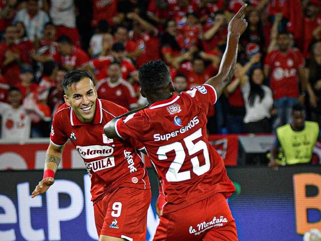 Facundo Suárez (9) y Carlos Darwin Quintero (25) celebran uno de los goles del América en el clásico contra Deportivo Cali. 30 de abril de 2023. Foto: Twitter Oficial América de Cali.