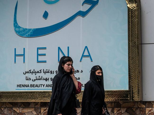 Gobierno talibán prohibió los salones de belleza femeninos en Afganistán. Foto: Wakil KOHSAR / AFP